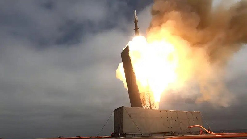 Запуск зенитной ракеты SM-6 с борта корабля прибрежной зоны "Саванна", США